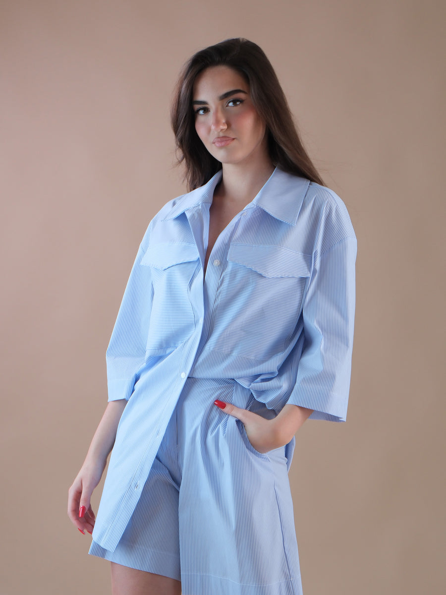 Camicia a righe azzurre e bianche con tasconi frontali