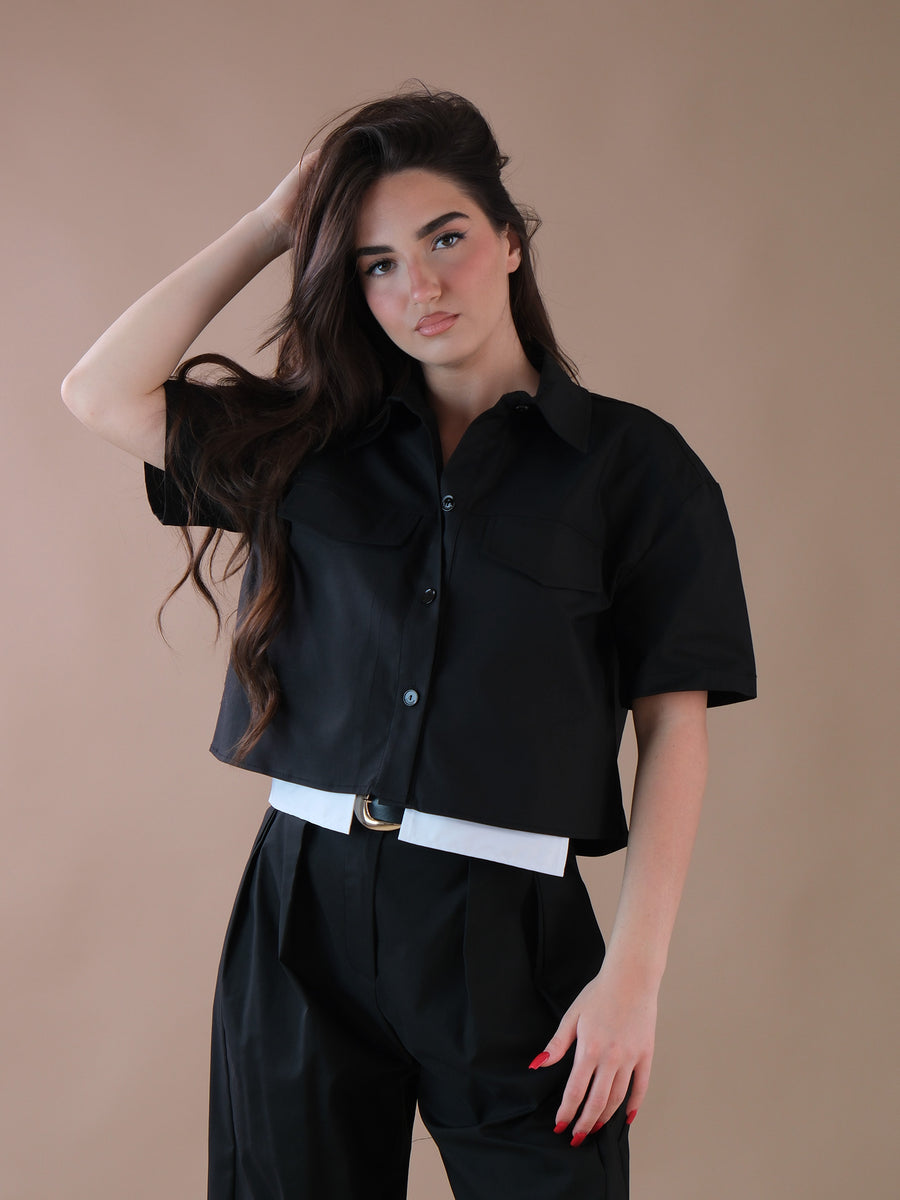 Camicia crop nera a mezze maniche con tasconi