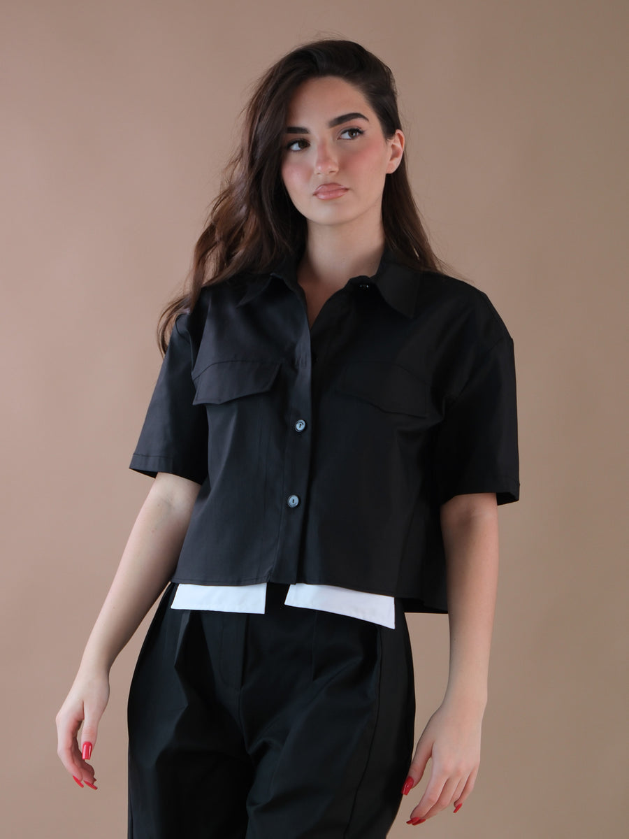 Camicia crop nera a mezze maniche con tasconi