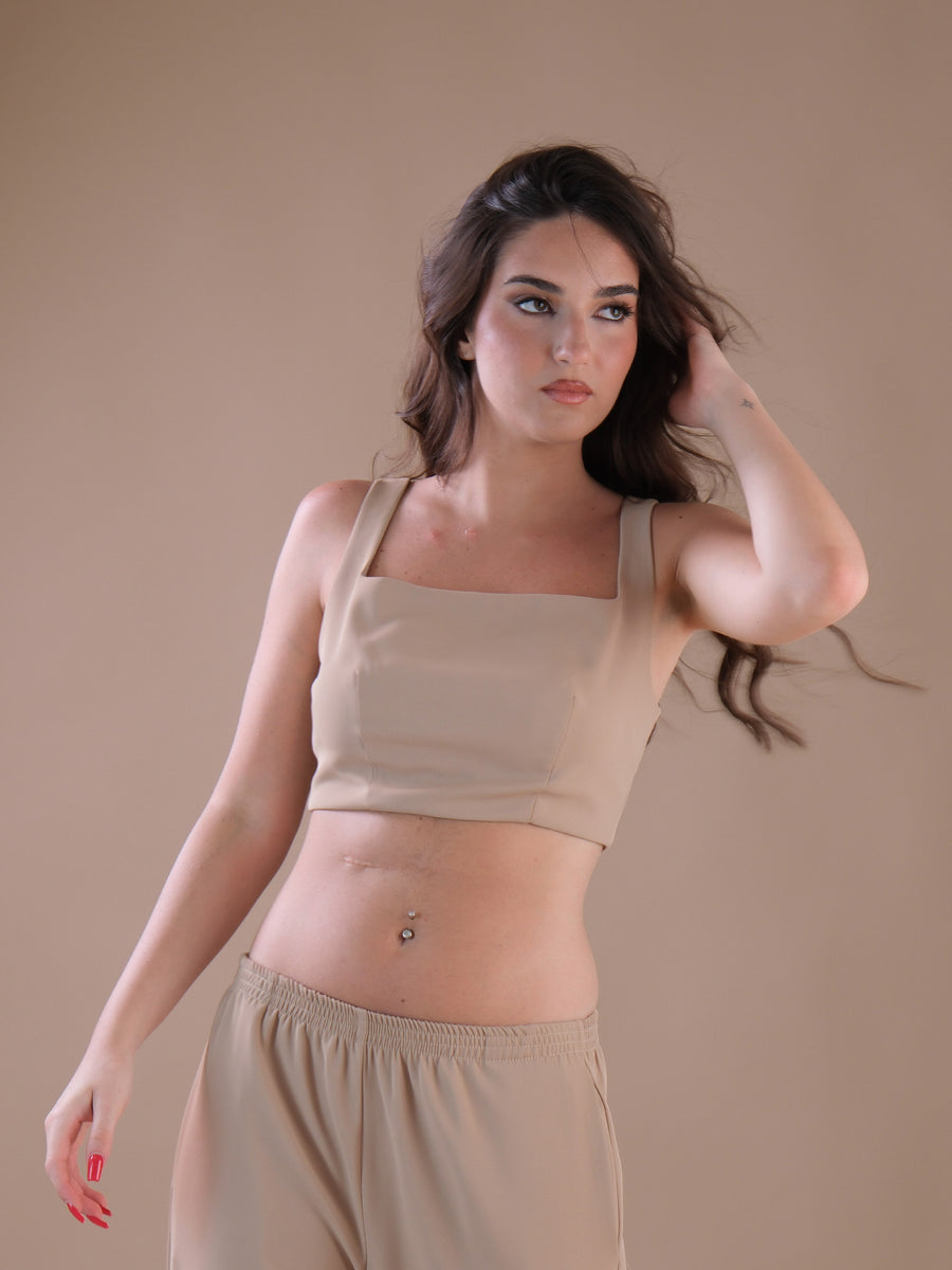 Crop top cammello con scollo quadrato e spalline