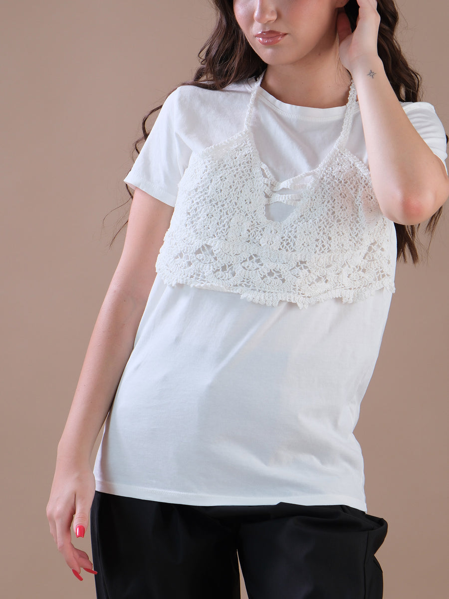 T-shirt bianca con top bianco in crochet applicato