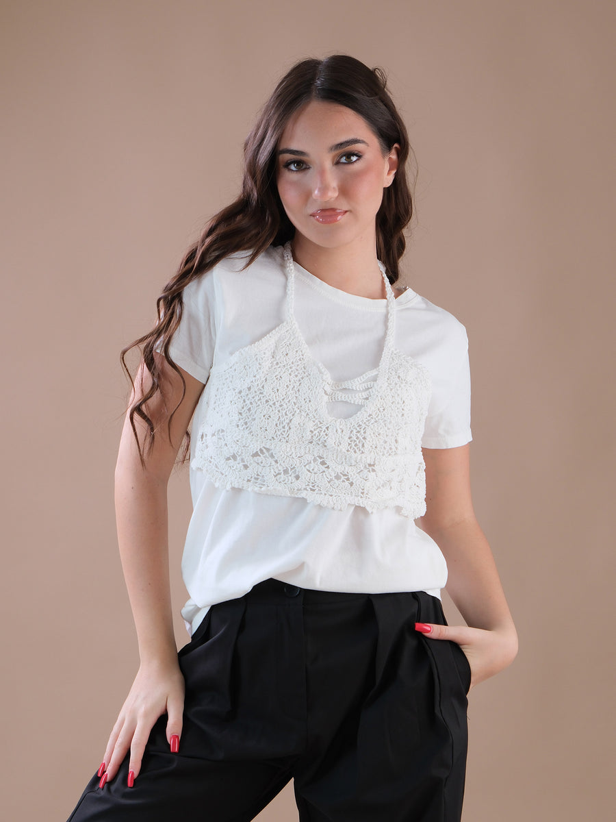 T-shirt bianca con top bianco in crochet applicato